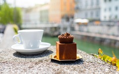 Traditioneller Schlosskuchen mit Kaffee