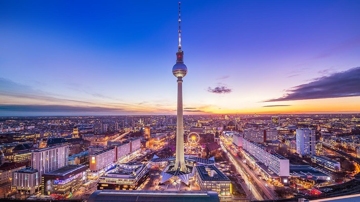 Panorama von Berlin bei Dämmerung