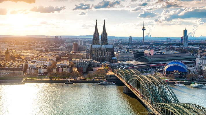 Panorama de Cologne au-dessus du Rhin