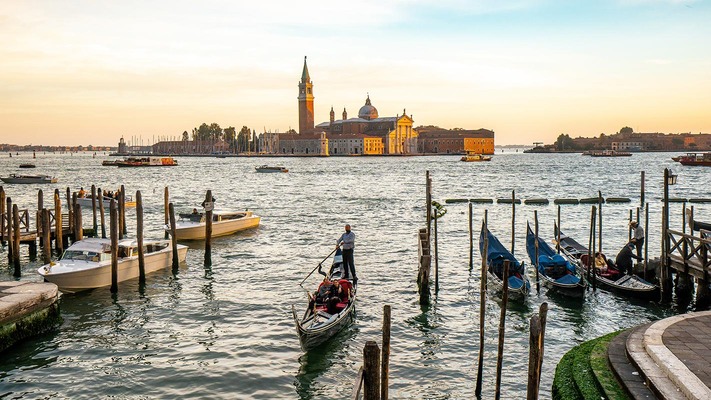 Gondeln in Venedig im Herbst