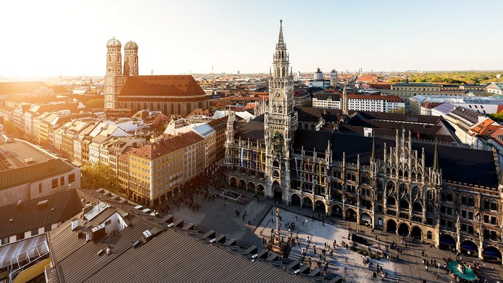 München Marienplatz in de schemering 