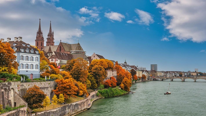 Rhein in Basel mit Stadtpanorama im Herbst