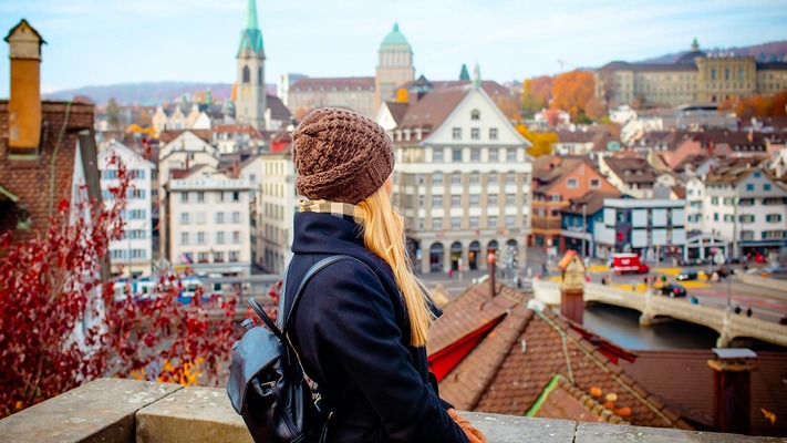 Toruistin im Herbst in der Schweiz