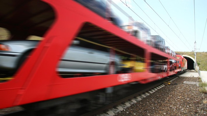 Il treno a motore esce dal tunnel 