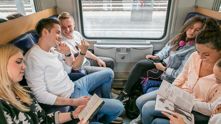 Jugendliche im Sitzwagen