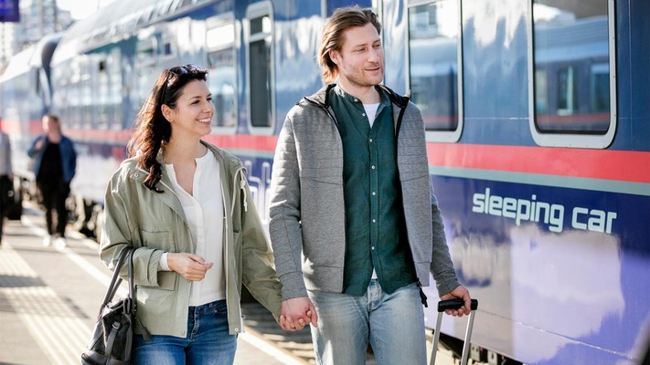 © ÖBB / Harald Eisenberger Junges Paar am Bahnsteig