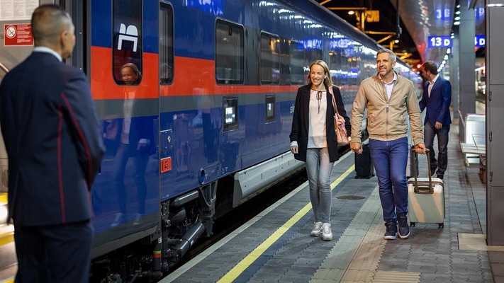 Nightjet am Bahnsteig mit Fahrgästen