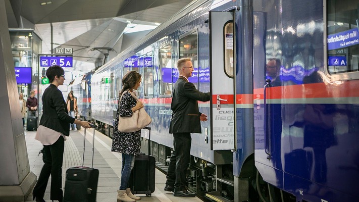 Passengers get on the Nightjet 