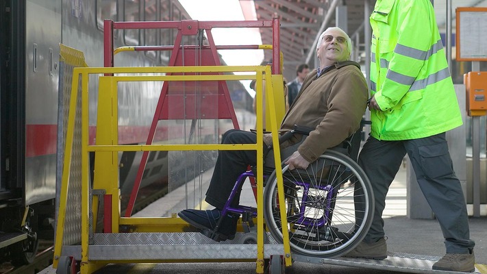 Rolstoelgebruiker op het platform 