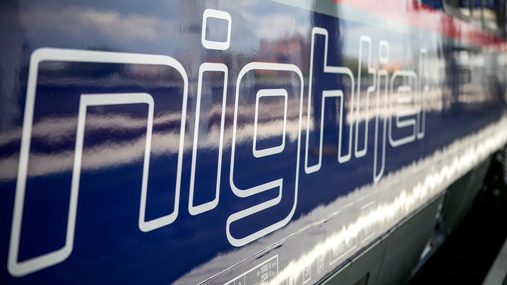 Nightjet Schlafwagen mit Fokus auf Logo