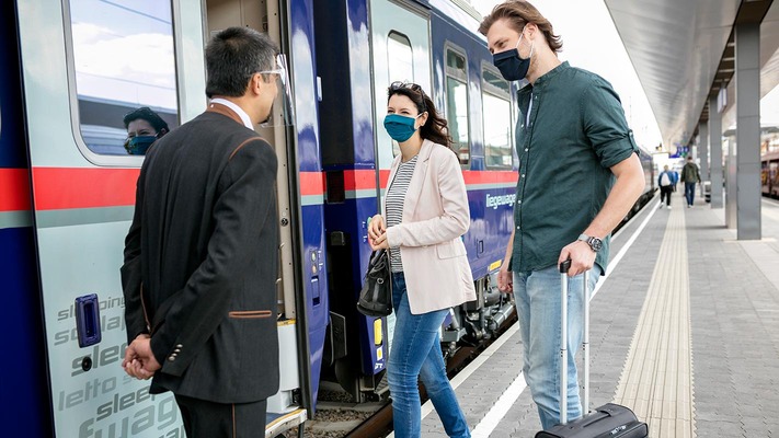 Securitycheck mit Mund-Nasen-Schutz