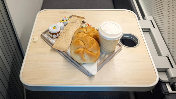 Frühstück auf Klapptisch