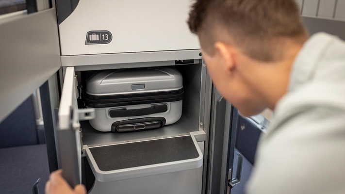 Reisender schaut in Gepäckaufbewahrung