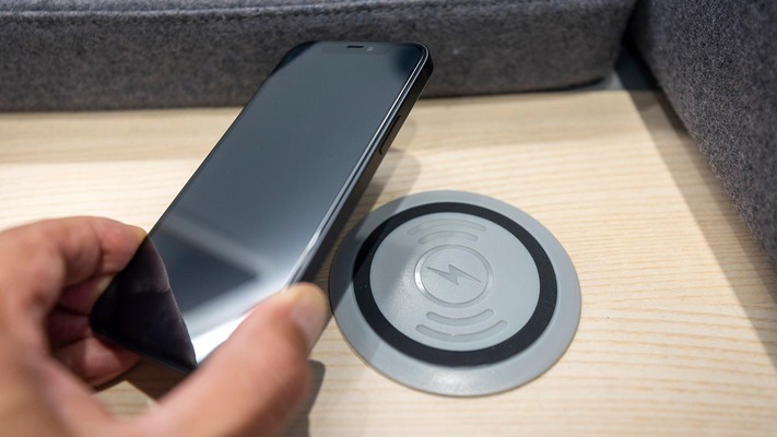 Smartphone wird auf induktive Ladefläche gelegt