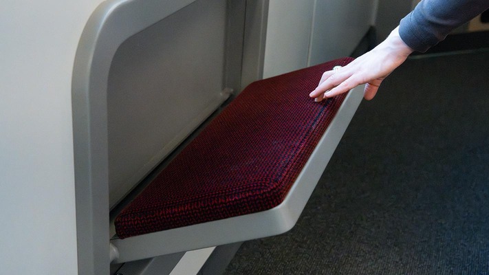 Klappbank vor Mini Cabin