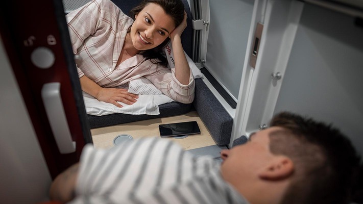 Geöffnete Mini Cabin Verbindungstür