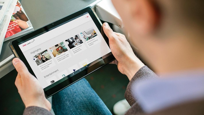 Reisender sieht sich Railnet an