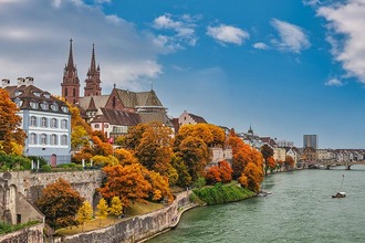 Rhein in Basel mit Stadtpanorama im Herbst