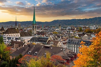 Panorama über Zürich mit Fraumünster Kirche