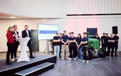 Traktor Übergabe an Licht ins Dunkel