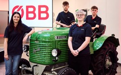 Lehrlinge beim Traktor