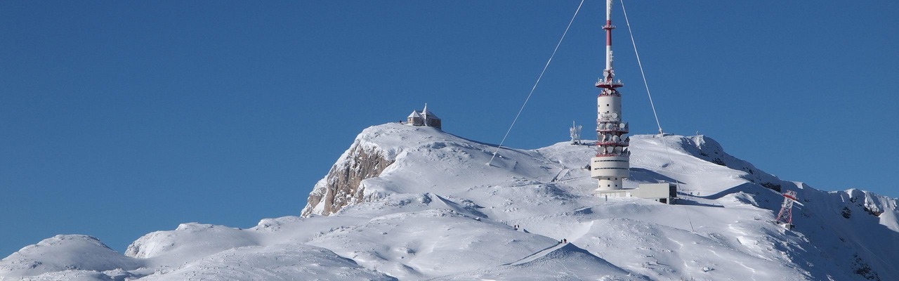 Blick auf den schneebedeckten Dobratsch