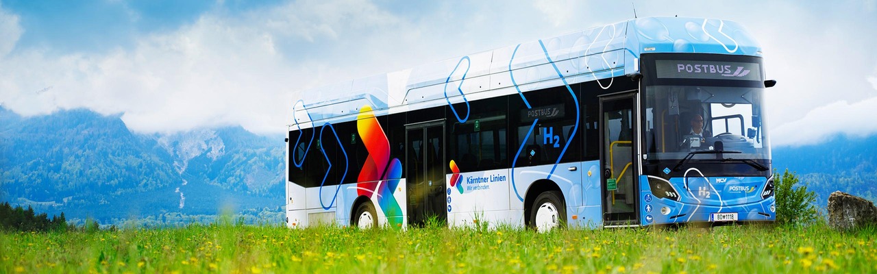 Wasserstoffbus fährt durch schöne Landschaft