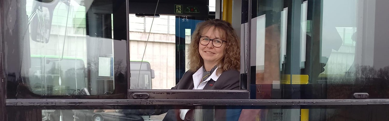 Buslenkerin Astrid in ihrem Bus