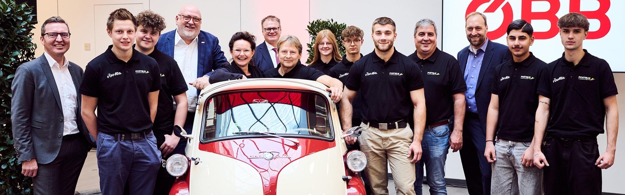 BMW Isetta mit Lehrlingen der Werkstatt