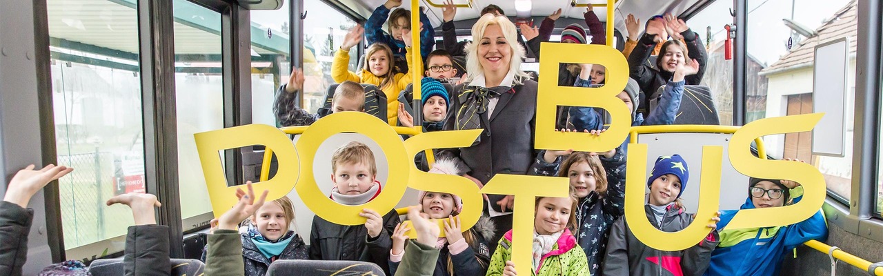 Kinder im ÖBB Postbus