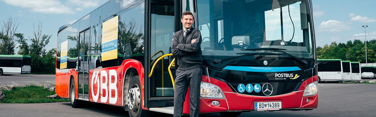 Busfahrer vor dem neuen Busbranding