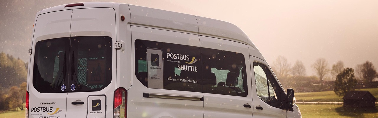 Postbus Shuttle in Landschaft