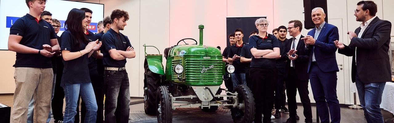 Übergabe des Steyr-Traktors an Licht ins Dunkel