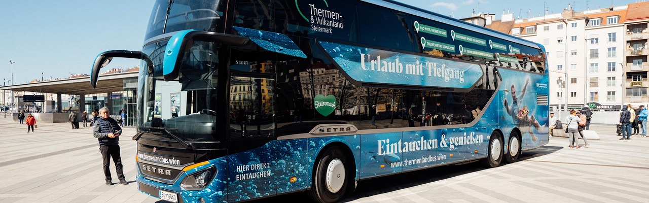 Thermenlandbus am Bahnhof