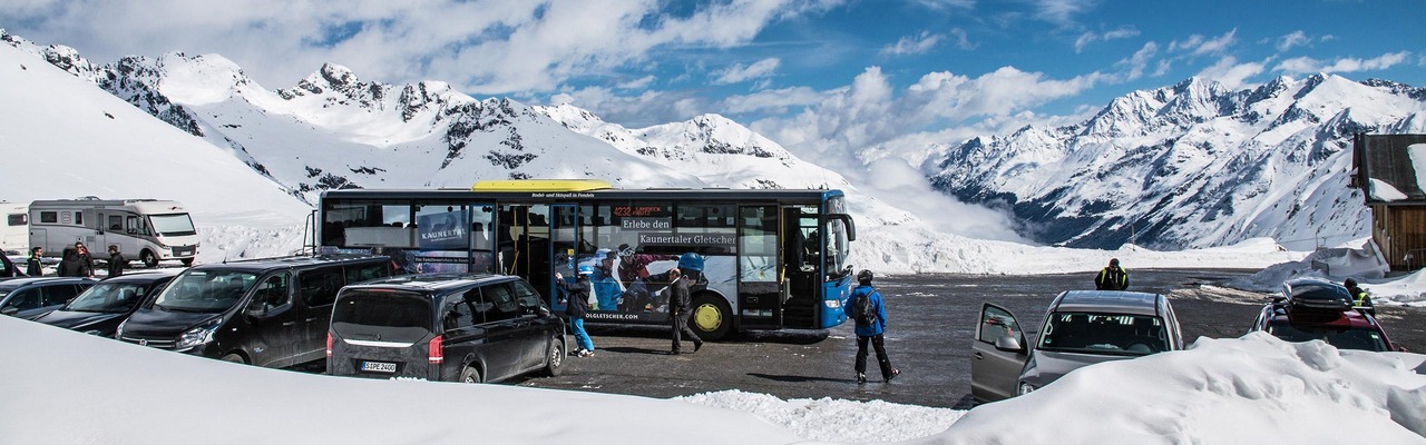 Postbus in Winterlandschaft