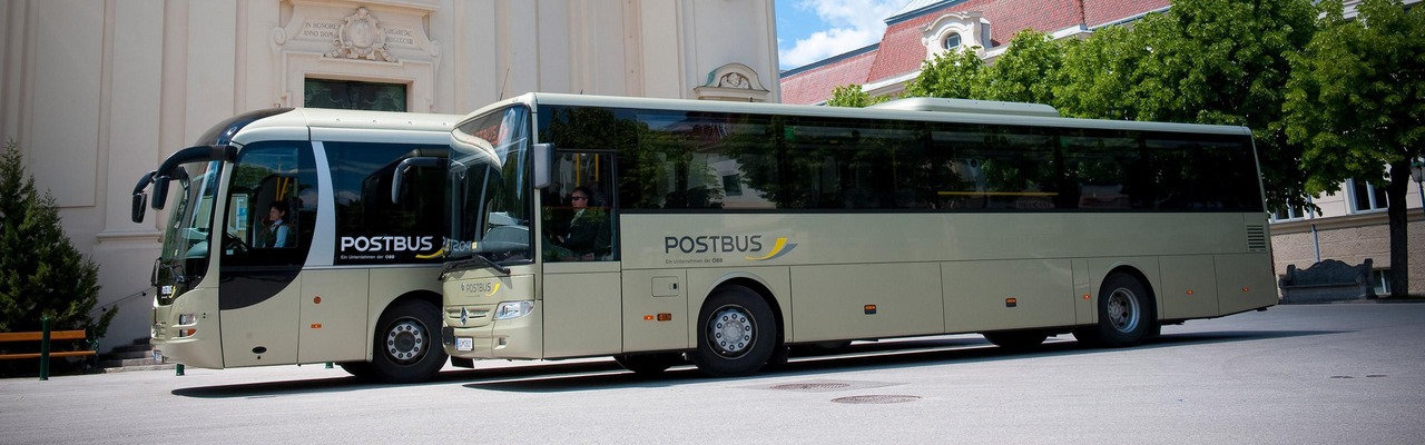 Zwei Postbusse nenebeinander