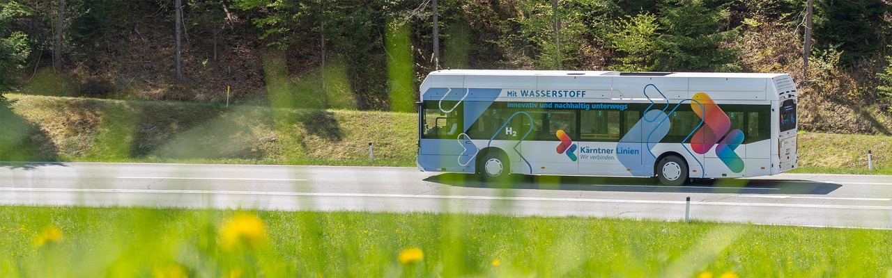 Wasserstoffbus in Landschaft