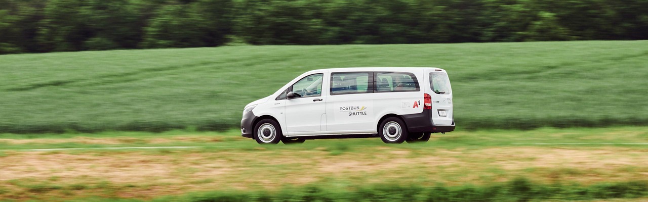 Postbus Shuttle in Landschaft