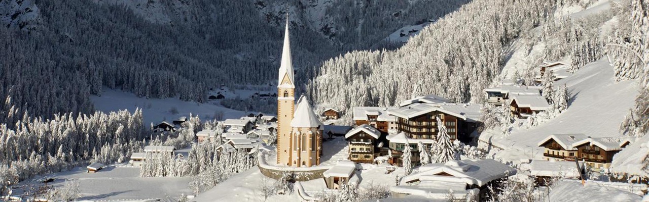 Panorama von der verschneiten Ortschaft Heiligenblut