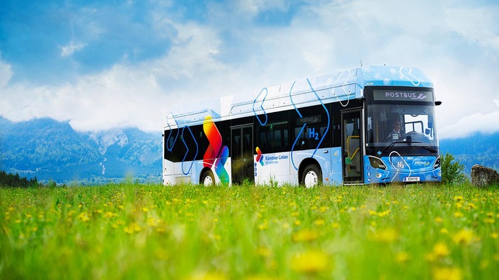Wasserstoffbus fährt durch schöne Landschaft