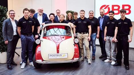 BMW Isetta mit Lehrlingen der Werkstatt