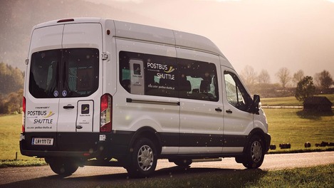 Postbus Shuttle in Landschaft