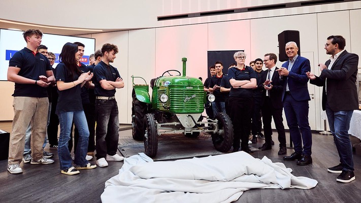 Übergabe des Steyr-Traktors an Licht ins Dunkel