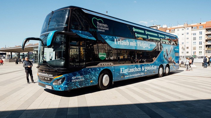 Thermenlandbus am Bahnhof