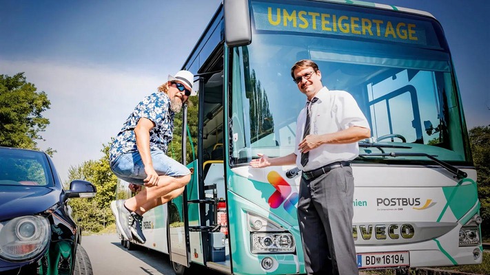 Busfahrer und Fahrgast vor Postbus