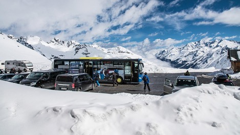 Postbus in Winterlandschaft