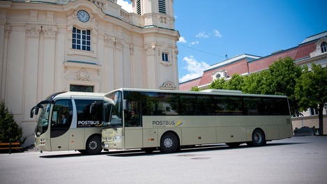 Zwei Postbusse nebenbeinander