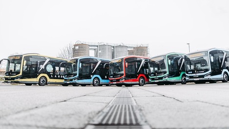 Fünf E-Busse