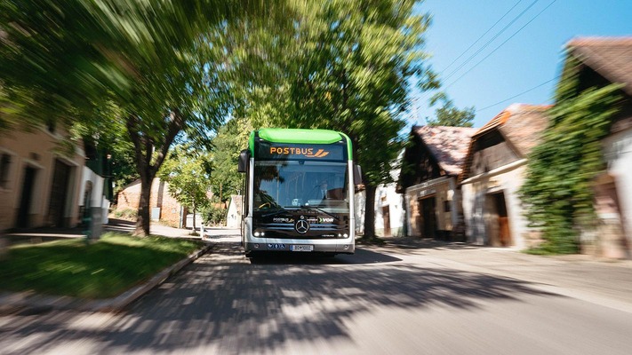 E-Bus von Vorne auf der Straße