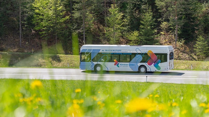 Wasserstoffbus in Landschaft